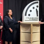 Integrantes del Boletín de Científicos Atómicos desvelando el nuevo minutero del Reloj del Juicio Final reuters