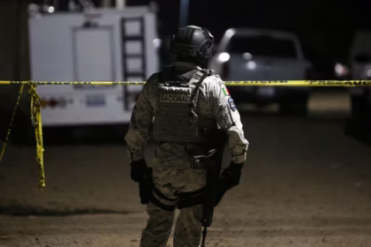 Un miembro de la Guardia Nacional en la escena del ataque armado en un partido de fútbol en Salamanca, Guanajuato. Mario Armas/AFP via Getty Images